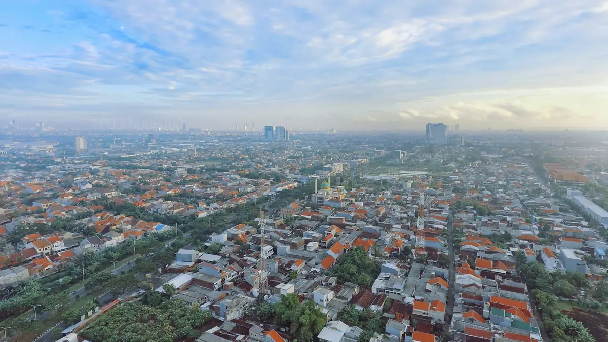 Kota Surabaya, salah satu pusat industri di Jawa Timur.