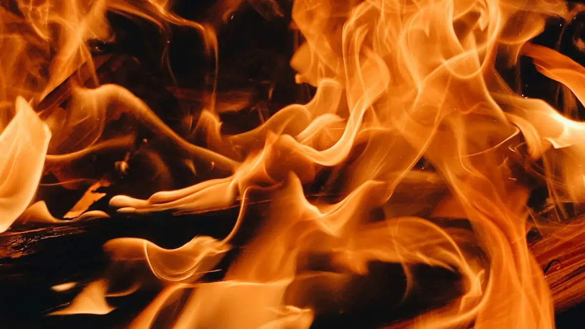 Api terbentuk ketika bahan bakar, oksigen, dan panas bertemu.