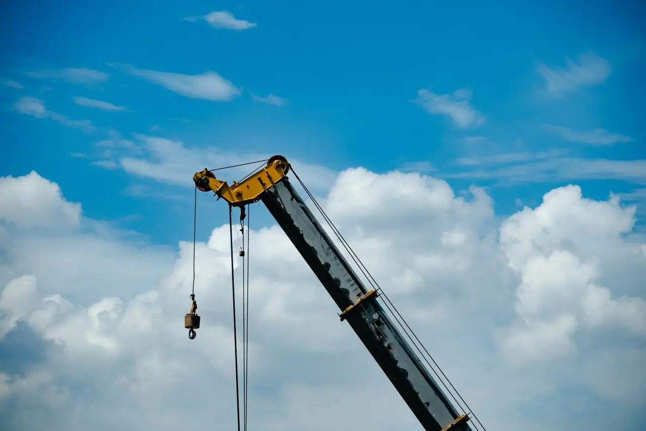Ujung boom, tali baja, dan kait (hook) diperiksa sebelum crane dipakai.