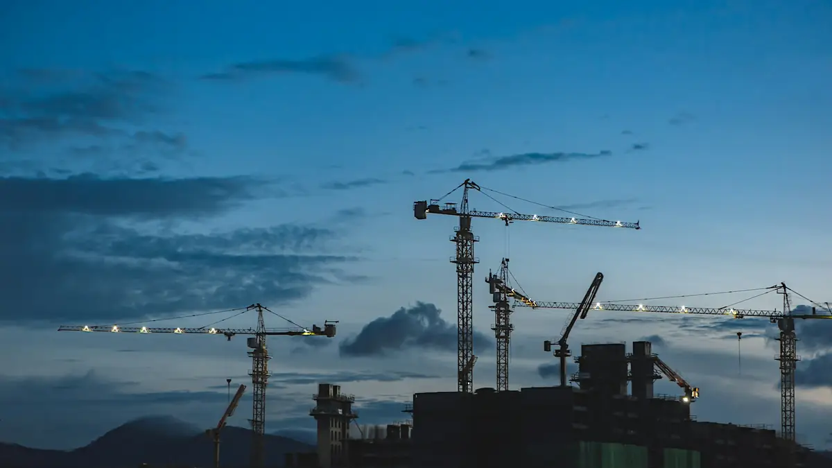 Tower crane di proyek konstruksi memerlukan rigger yang kompeten.